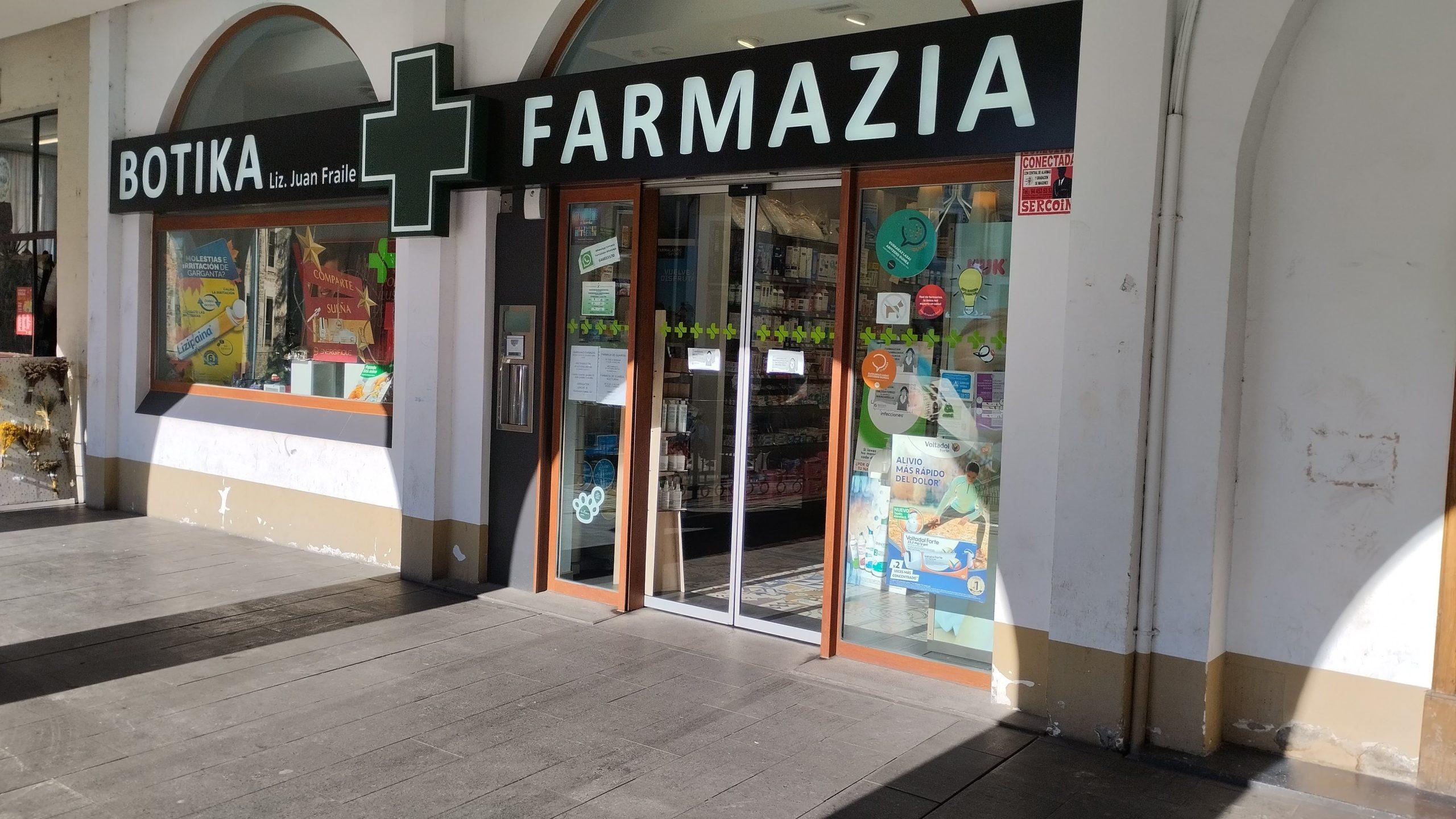 Fachada de Farmacia Juan Fraile en Aretxabaleta. Se muestra la puerta de entrada y el cartel de la farmacia